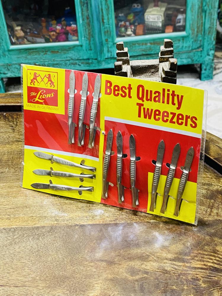 Among the distinguished items; a pendant containing 12 stored tongs, excellent storage, unused; made in Germany. Price for the entire pendant.