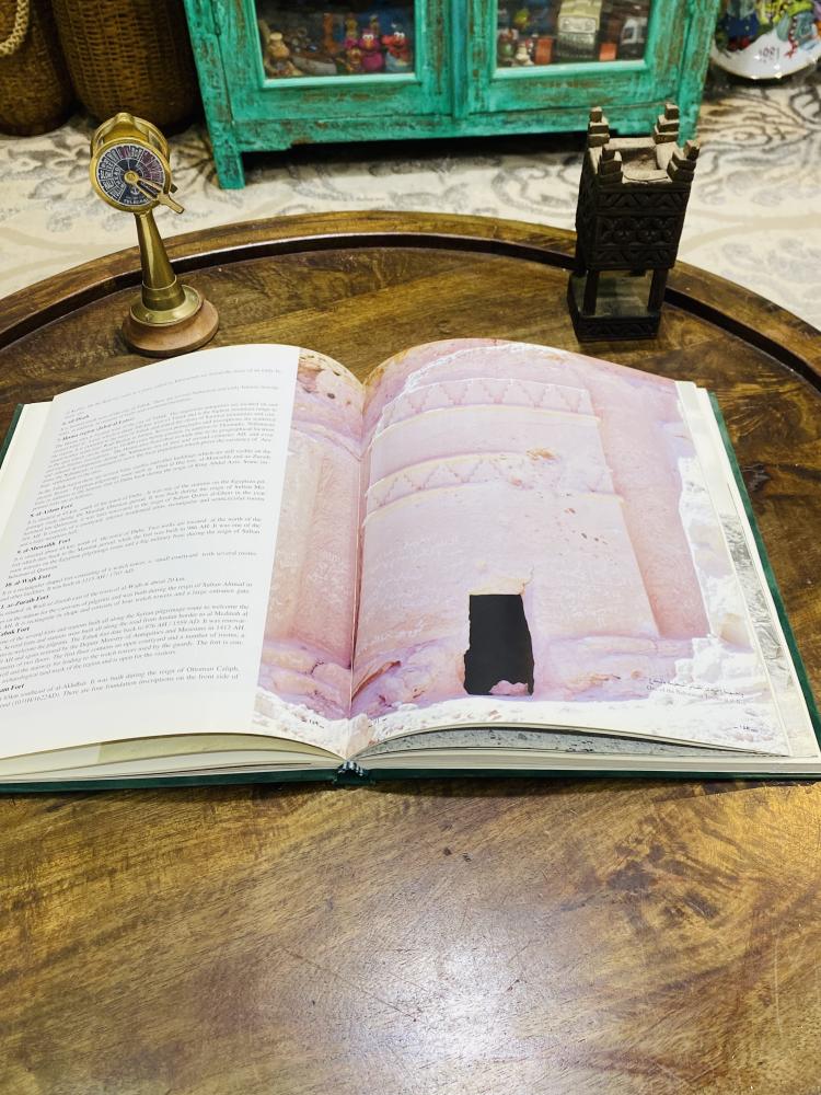 كتاب مقدمة عن آثار المملكة العربية السعودية بطباعة فاخرة والغلاف مغطى بطبقة من المخمل؛ طبع عام ١٤٢٠هـ