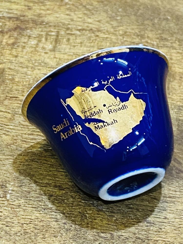 من البنود الشحيحة جداً؛ فنجال بلون كحلي مميز ومرسوم عليه باللون الذهبي من جهة خريطة المملكة باسماء المدن؛ والجهة الأخرى شعار السيفين والنخلة؛ قديم ومخزن تخزين ممتاز (بند متحفي نادر)