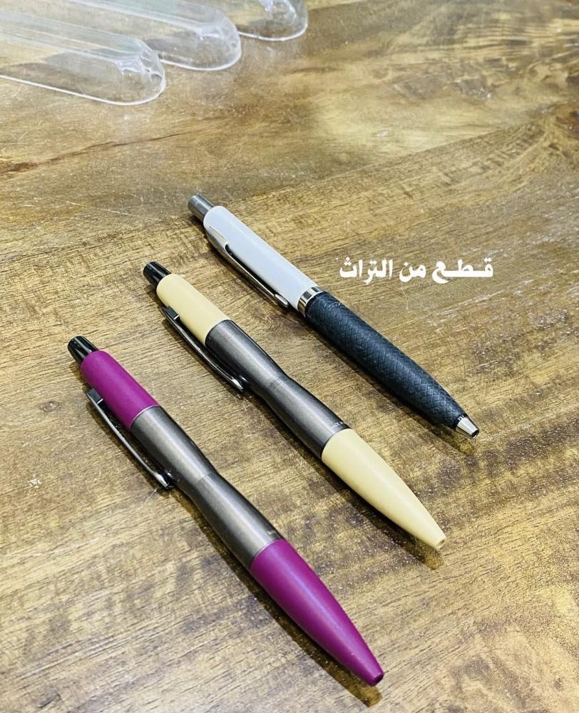 من النوادر؛ أقلام باركر بالعلب الخاصة بها قمة في الأناقة؛ ثقيلة الوزن قديمة ومخزنة تخزين ممتاز لم تستخدم؛ صناعة بريطانيا السعر للحبة الواحدة والشكل حسب الاختيار