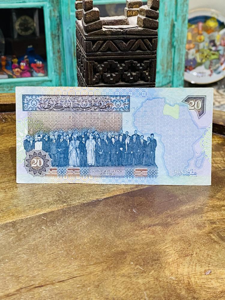 ٢٠ دينار ليبي تذكاري الإصدار الأول منظومه النهر الصناعي ومن الخلف صورة ملوك ورؤساء افريقيا مع ياسر عرفات حاله ممتازة