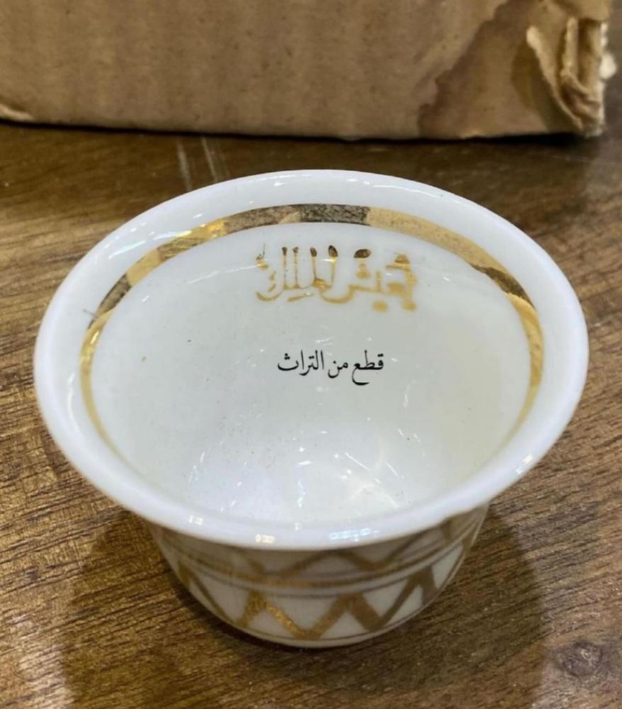 من أندر الفناجيل وأجملها؛ فنجال يعيش الملك مذهّب؛ صناعة يدوية؛ من مخرجات أحد القصور؛ يعود إلى أكثر من ٧٠ عام؛ بكرتونه الأصلي لم يستخدم؛ صناعة تشيكوسلوفاكيا؛ السعر للفنجال الواحد
