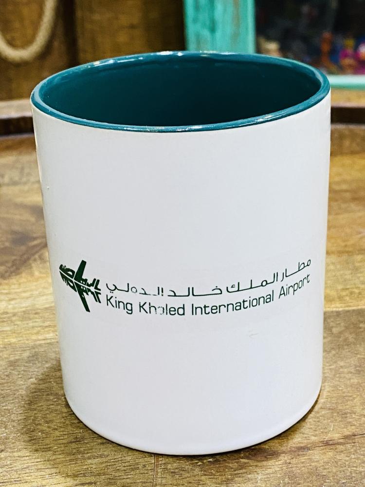 من البنود المميزة؛ كوب بالشعار القديم لمطار الملك خالد؛ لون أبيض من الخارج ومن الداخل بلون غامق؛ قديم مخزن تخزين ممتاز لم يستخدم (داخل الكوب يكون بلون غامق كحلي أو أسود أو أخضر حسب المتوفر)