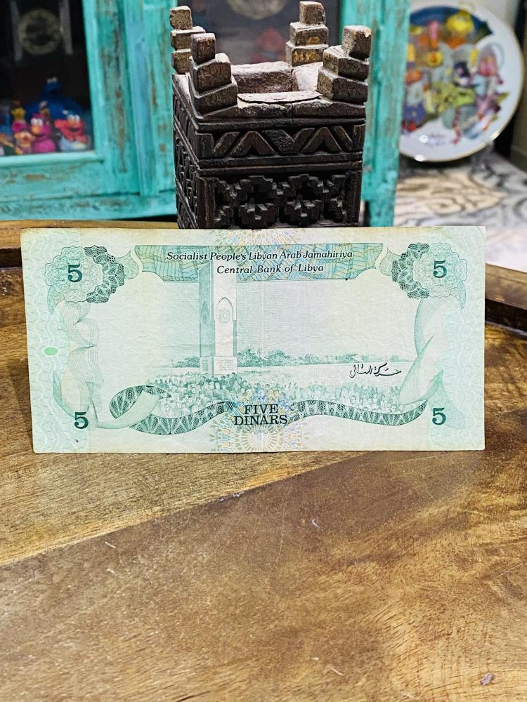 من البنود الشحيحة؛ ٥ دينار ليبي الإصدار الثالث حالة جيدة جداً تعتبر ورقة شحيحه في الإصدار الثالث