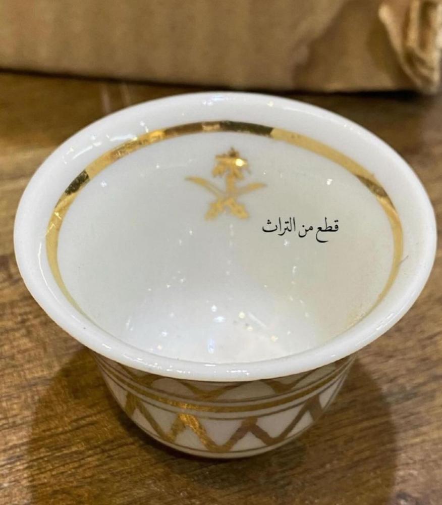 من أندر الفناجيل وأجملها؛ فنجال يعيش الملك مذهّب؛ صناعة يدوية؛ من مخرجات أحد القصور؛ يعود إلى أكثر من ٧٠ عام؛ بكرتونه الأصلي لم يستخدم؛ صناعة تشيكوسلوفاكيا؛ السعر للفنجال الواحد