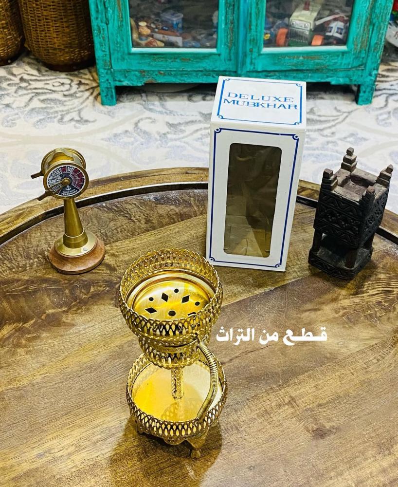 من نوادر المباخر الأنيقة جداً والمبتكرة في وقتها؛ مبخرة من المعدن  بنقوش جميلة وبممسك حلزوني ورف سفلي يمكن الإستفادة منه كما في الصور المرفقة؛ قديمة ومخزنة بالكرتون تخزين ممتاز ؛ صناعة تايوان