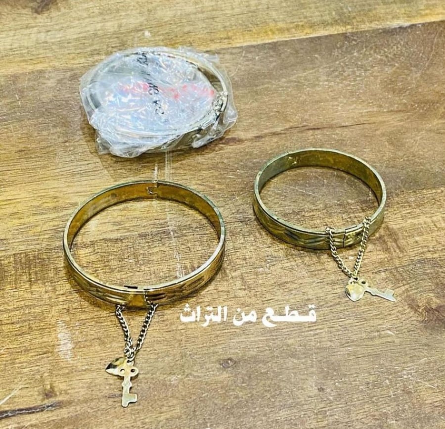 من البنود المميزة؛ سوارتين أم مفتاح وقلب بمقاسين مختلفين (نسائي وبناتي) متينة بغلافها الأصلي قابلة للتوسيع قديمة جداً؛ كانت من صوغة الحجاج؛ مخزنة تخزين ممتاز؛ صناعة هونق كونق؛ السعر للجميع
