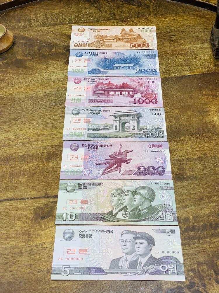 من البنود المميزة؛ طقم فانتازيا ٧ أوراق نماذج لليورو فئات و إصدارات مختلفة