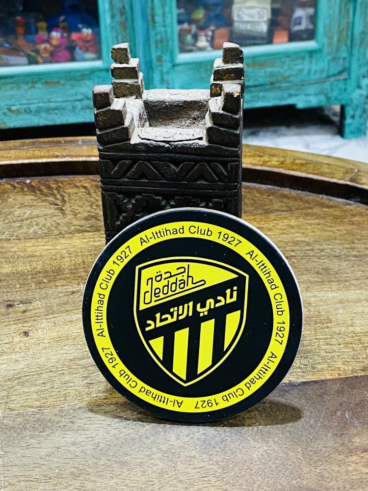 من البنود المميزة؛ مغلف بداخله عدد ٦ كوسترات بشعار نادي الإتحاد السعودي السعر للجميع