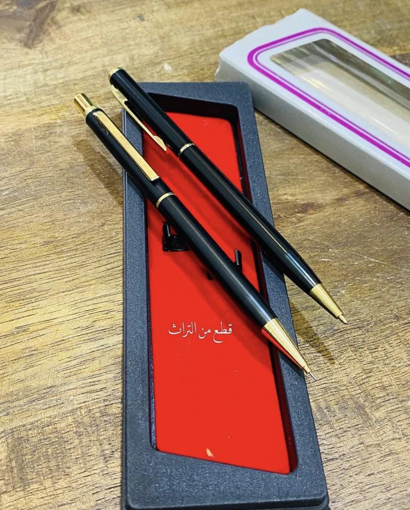 من النوادر؛ طقم أقلام واحد حبر والآخر قلم رصاص؛ قديم مخزن تخزين ممتاز؛ صناعة تايوان