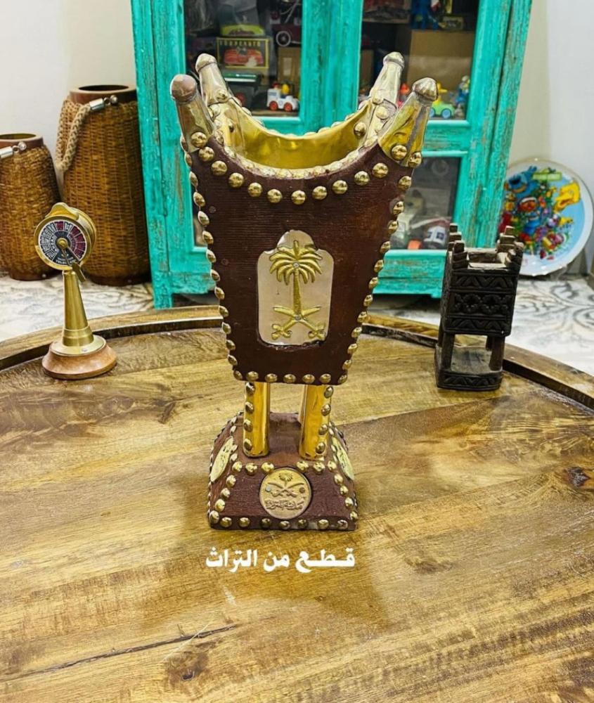 من النوادر؛ مبخرة من الخشب الطبيعي ثقيلة الوزن لم تستخدم؛ أنيقة وجميلة جداً تحمل من جميع الإتجاهات علامة السيفين والنخلة وفي قاعدة المبخرة مكتوب في الجهات الأربع مكة المكرمة والمدينة المنورة والمملكة العربية السعودية؛ قديمة اشتهرت فترة الثمانينات