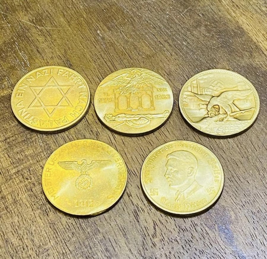 من النوادر؛ ميداليات نازية متوسطة الحجم من المعدن الثقيل بلون ذهبي؛ عليها شعارات وصور وطائرات تتبع للنازية بشكل بارز ومدوّن عليها تواريخ مختلفة منها :١٩٣٣م - ١٩٤٢م - ١٩٤٣م السعر للجميع