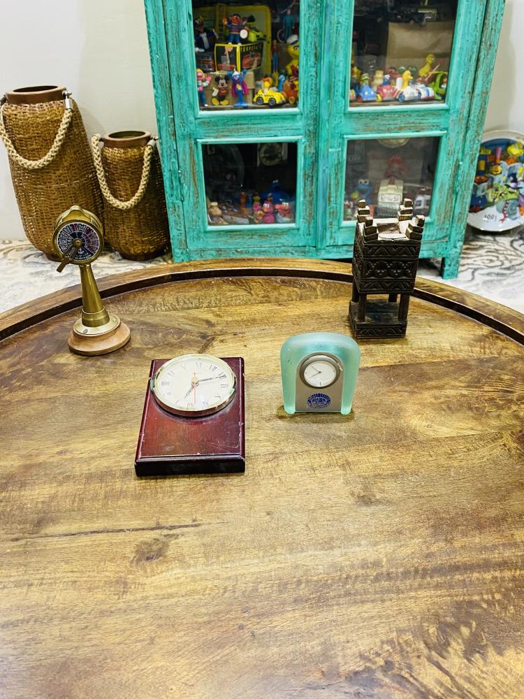 من البنود المميزة والجميلة؛ ساعتين مكتبية قديمة لم تجرّب وتحتاج إلى تبديل بطارية والبيع كديكور السعر للجميع
