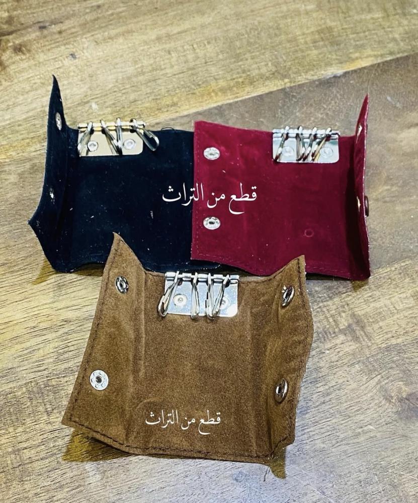 من البنود المميزة؛ ميدالية جلد مبطّـنة بقماش مخمل؛ قديمة مخزنة تخزين ممتاز لم تستخدم؛ السعر للحبة الواحدة واللون حسب الاختيار