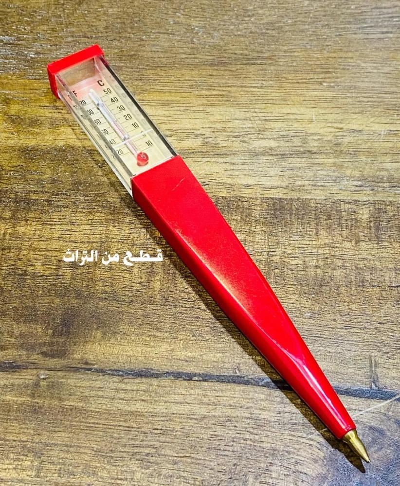 من البنود الشحيحة جداً؛ قلم بمقياس حرارة وألوان زاهية؛ دعاية لمحل في مدينة الخبر ؛ كما هو واضح عدد أرقام الهاتف خمس خانات عمره قرابة الـ ٦٠ عام؛ مخزن تخزين ممتاز لم يستخدم؛ صناعة إيطاليا السعر للحبة واللون حسب المتوفر