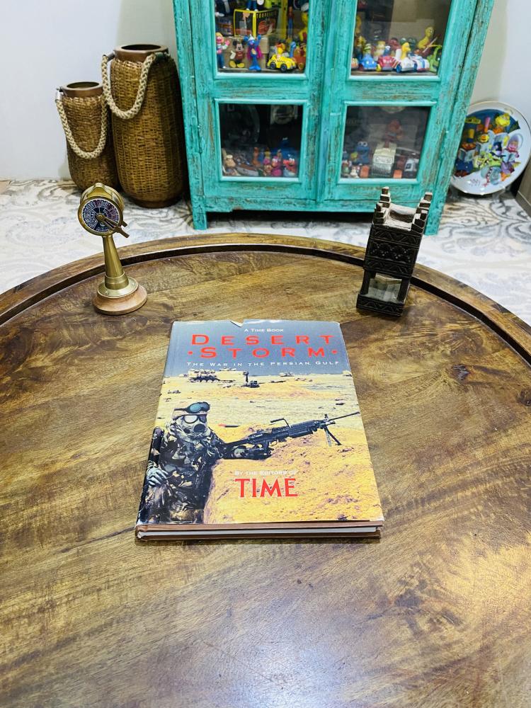 A very luxurious printed folder about Desert Storm; contains images shown for the first time; among the folder is a large foldable picture that includes all the fighters participating in this war.