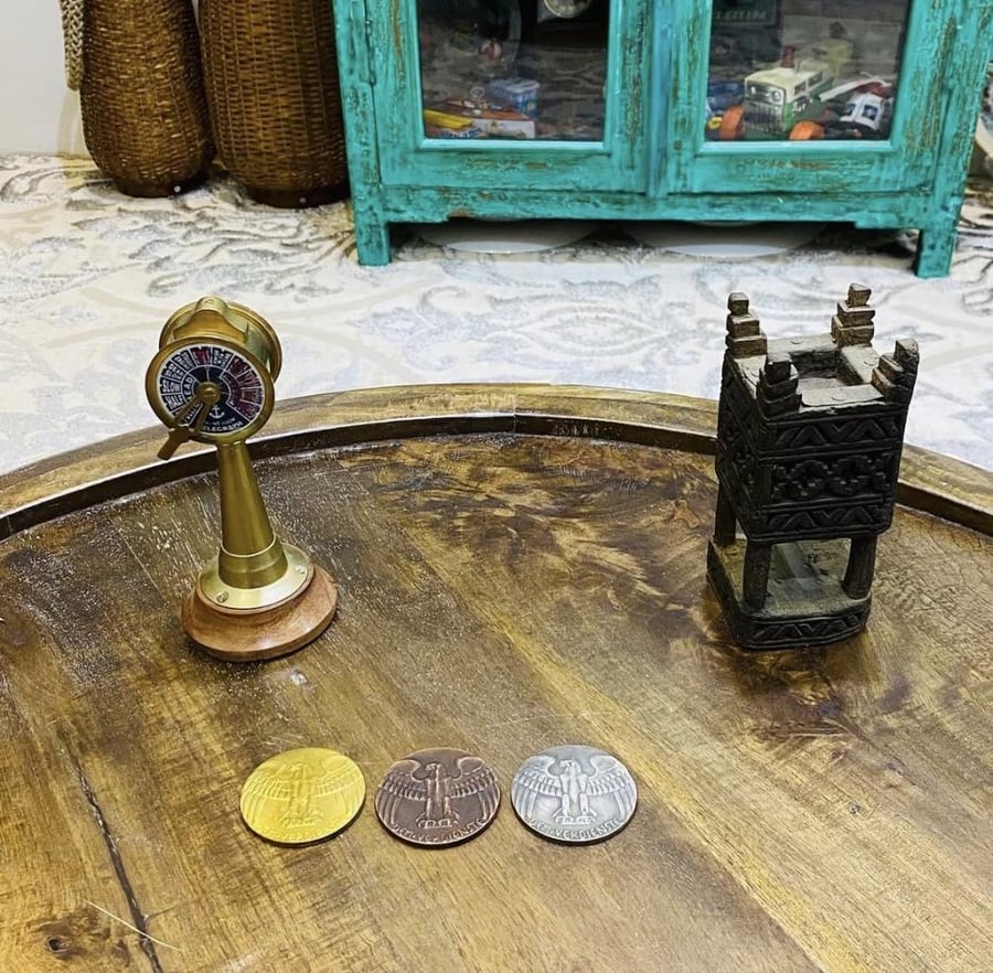 من النوادر؛ ميداليات نازية كبيرة الحجم من المعدن الثقيل بثلاثة ألوان؛ تحمل شعار النازية بشكل بارز السعر للجميع