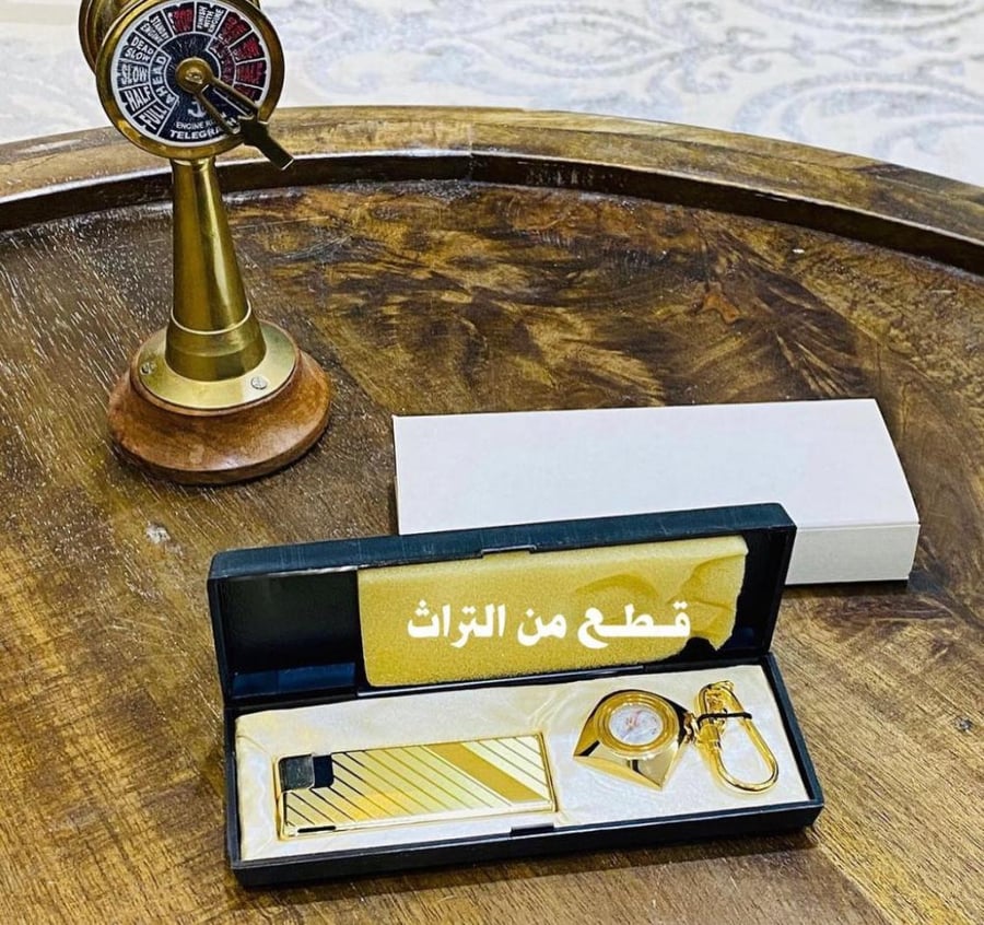 من النوادر؛ طقم أنيق وقديم بلون ذهبي جميل؛ مكوّن من ولاعة وميدالية بوصلة؛ مخزنة بالعلبة الأصلية؛ كانت من كشخة فترة الثمانينات (البيع للعرض فقط)؛ صناعة اليابان