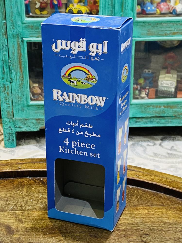 من النوادر؛ طقم أدوات مطبخ دعائي من حليب أبو قوس مكون من ٤ قطع وعلبة خشبية توضع داخلها