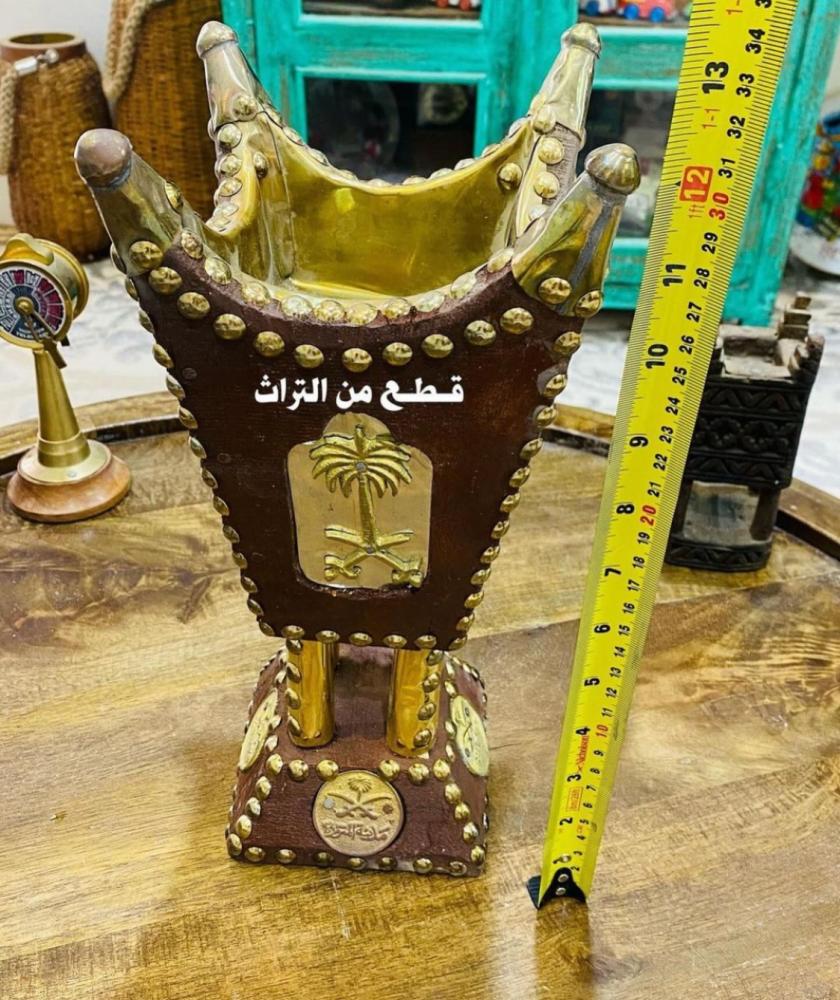 من النوادر؛ مبخرة من الخشب الطبيعي ثقيلة الوزن لم تستخدم؛ أنيقة وجميلة جداً تحمل من جميع الإتجاهات علامة السيفين والنخلة وفي قاعدة المبخرة مكتوب في الجهات الأربع مكة المكرمة والمدينة المنورة والمملكة العربية السعودية؛ قديمة اشتهرت فترة الثمانينات