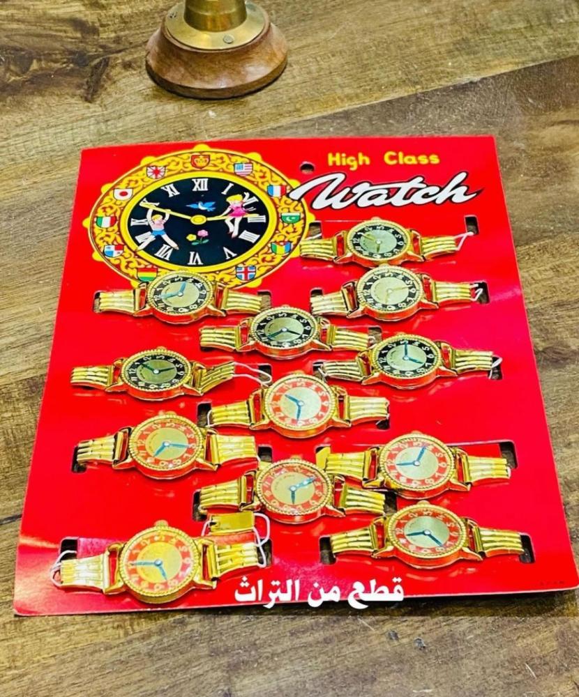 تعليقة ساعات أطفال قديمة مصنوعة من المعدن؛ مخزنة تخزين ممتاز؛ اشتهرت فترة الثمانينات؛ جميلة وأنيقة جداً وتعتبر من القطع المكملة لركن البقالة؛ صناعة اليابان؛ السعر للتعليقة كاملة