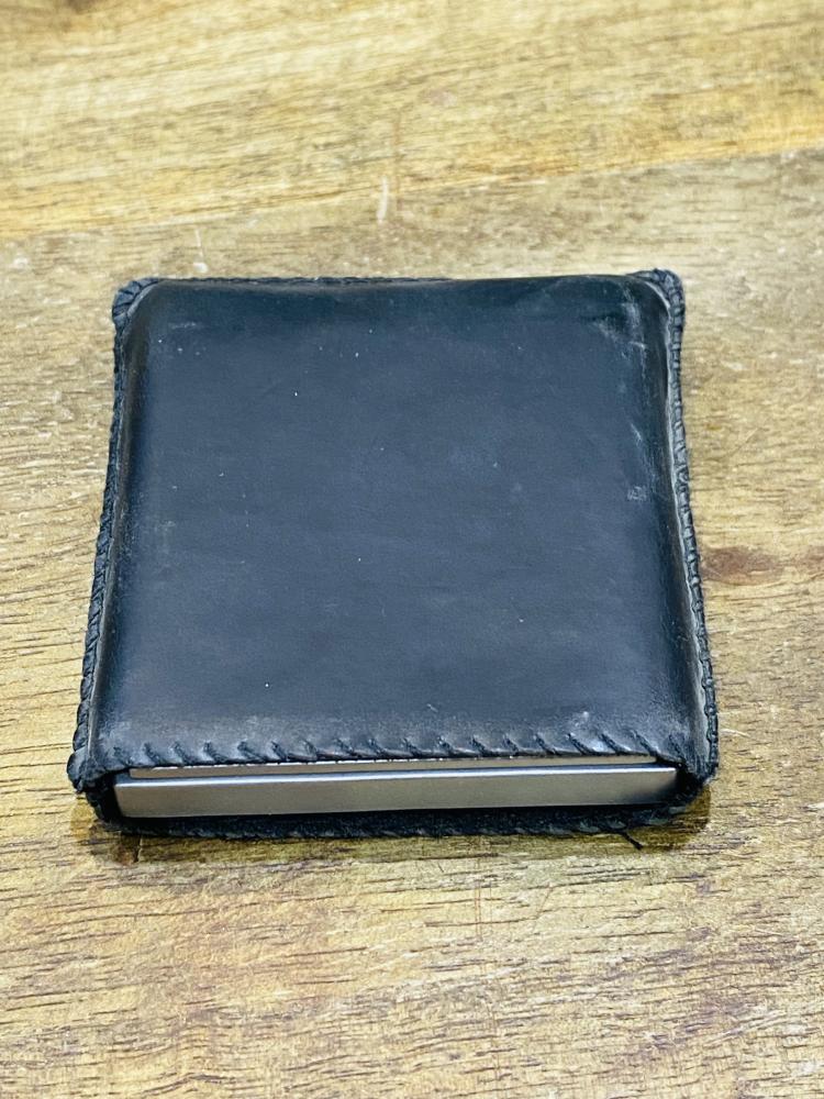 من البنود المميزة؛ ساعة مكتبية قابلة للسفط بجراب جلد أسود أنيق جداً
