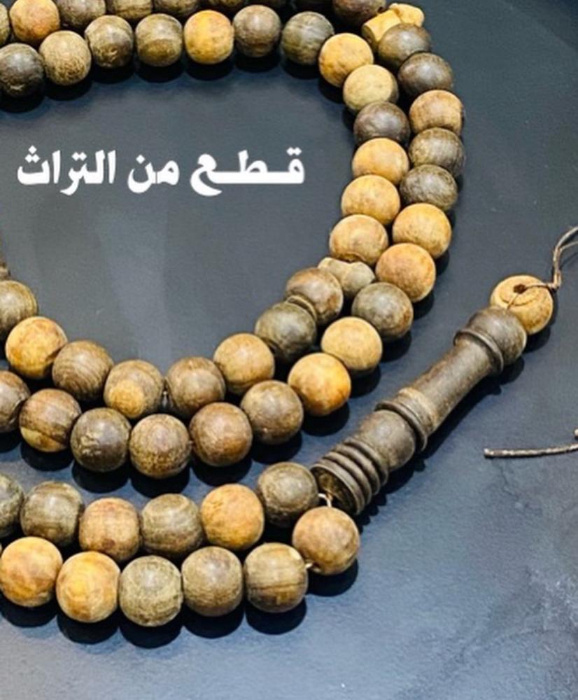من البنود الشحيحة؛ سبحة من خشب الصندل ذو الرائحة الزكية عمل يدوي (عند مسك السبحة يُشمّ رائحة خشب الصندل وعندما تزداد الرطوبة تزداد الرائحة)؛ كبيرة الحجم يبلغ طولها أكثر من ٨٠سم؛ قديمة جداً مخزنة تخزين ممتاز لم تستخدم