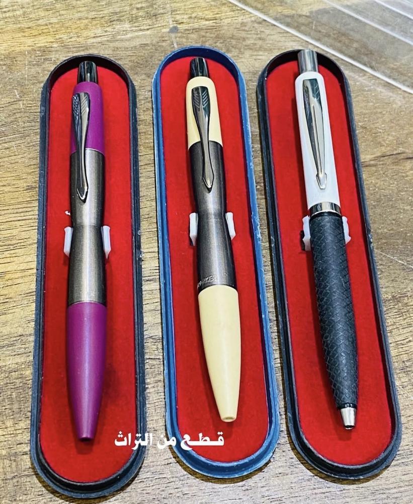 من النوادر؛ أقلام باركر بالعلب الخاصة بها قمة في الأناقة؛ ثقيلة الوزن قديمة ومخزنة تخزين ممتاز لم تستخدم؛ صناعة بريطانيا السعر للحبة الواحدة والشكل حسب الاختيار
