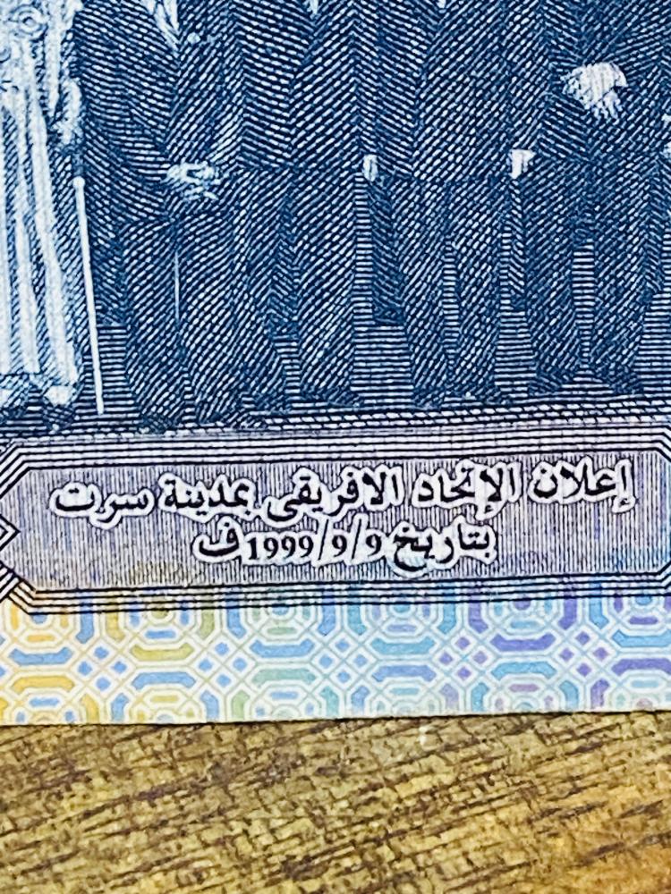 ٢٠ دينار ليبي تذكاري الإصدار الأول منظومه النهر الصناعي ومن الخلف صورة ملوك ورؤساء افريقيا مع ياسر عرفات حاله ممتازة