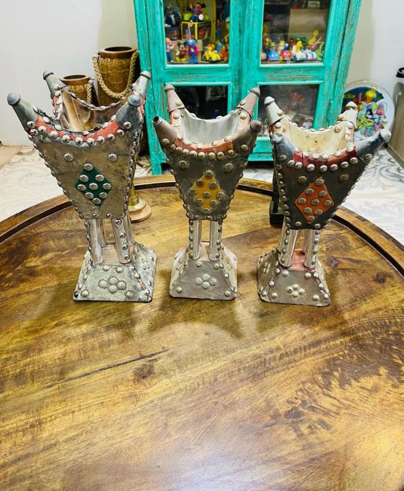 من النوادر؛ طقم مباخر من الخشب الطبيعي قديمة جداً ؛ وتعتبر من البنود المتحفية المميزة؛ السعر للجميع ٣ حبات
