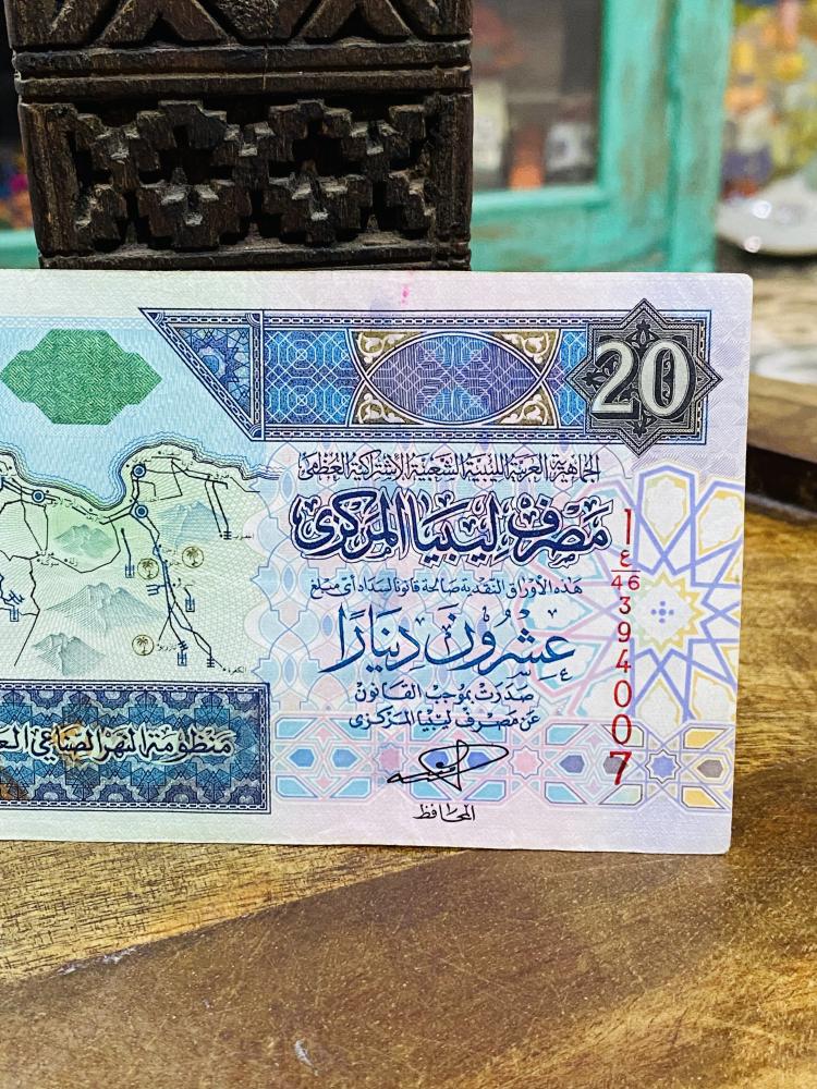 ٢٠ دينار ليبي تذكاري الإصدار الأول منظومه النهر الصناعي ومن الخلف صورة ملوك ورؤساء افريقيا مع ياسر عرفات حاله ممتازة
