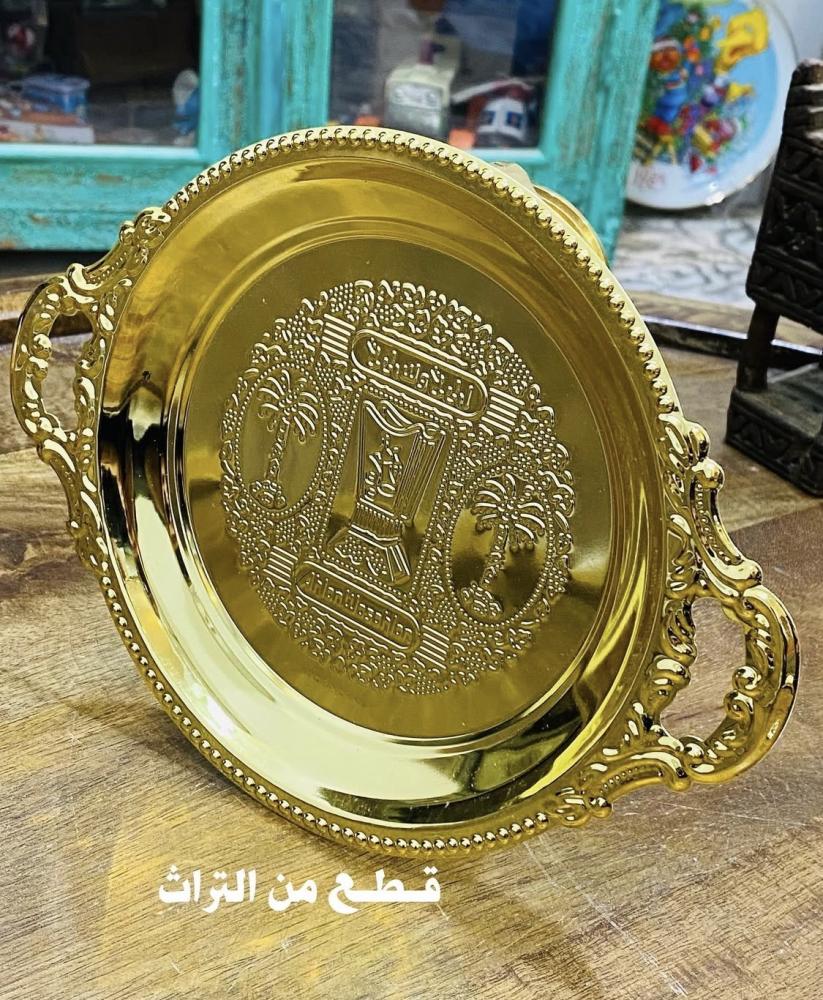 من النوادر؛ طوفريتين صغيرة الحجم وجميلة الشكل؛ الذهبية عليها العبارة المشهورة فترة التمانينات في أغلب الأواني وهي “أهلاً وسهلاً” قديمة مخزنة تخزين ممتاز لم تستخدم السعر للحبة الواحدة والشكل حسب الإختيار