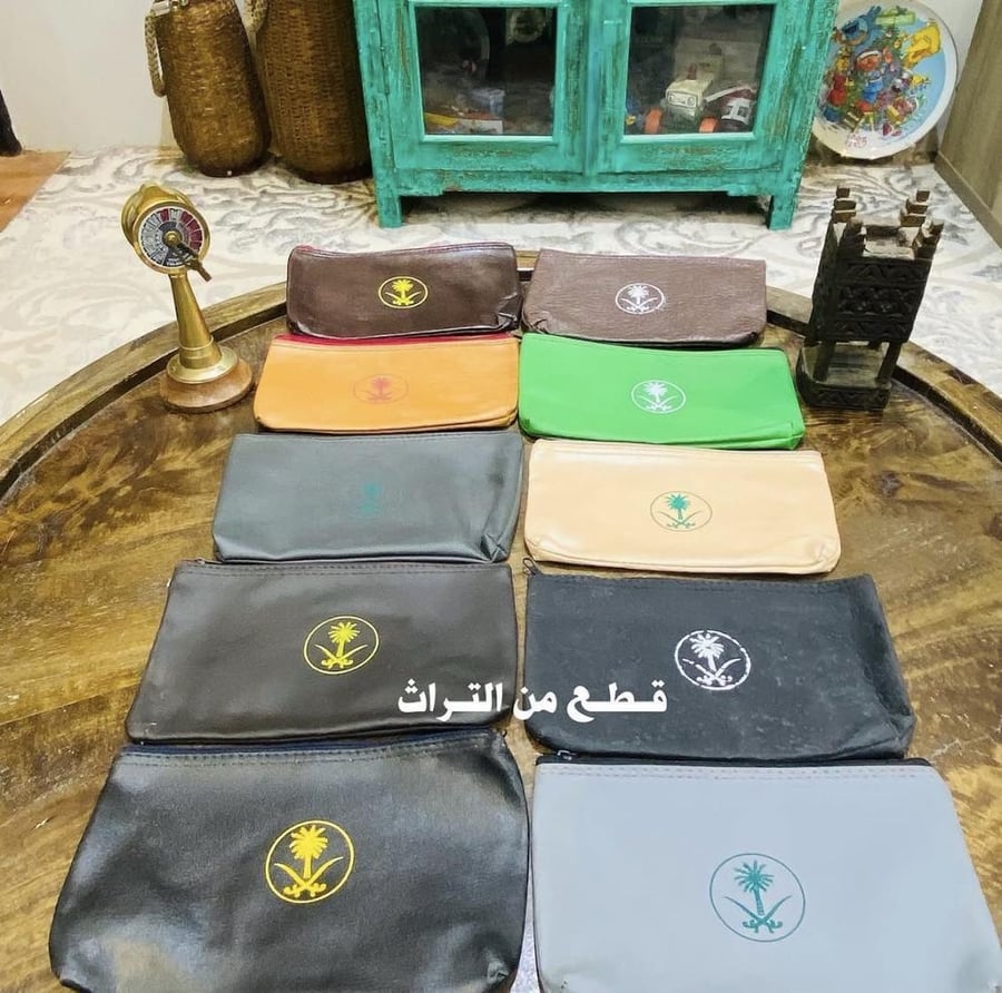 من النوادر؛ شناط جلد عليها شعار الدولة السعر للحبة الواحدة واللون حسب المتوفر