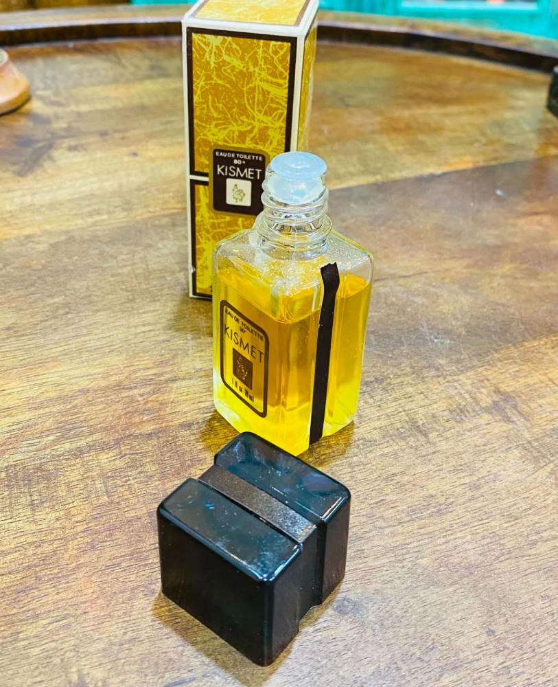 من النوادر؛ عطر صغير الحجم ٢٨ ملي؛ قديم جدا مخزن بالكرتون تخزين ممتاز؛ مكمل لركن العطور في المتحف؛ صناعة اليابان