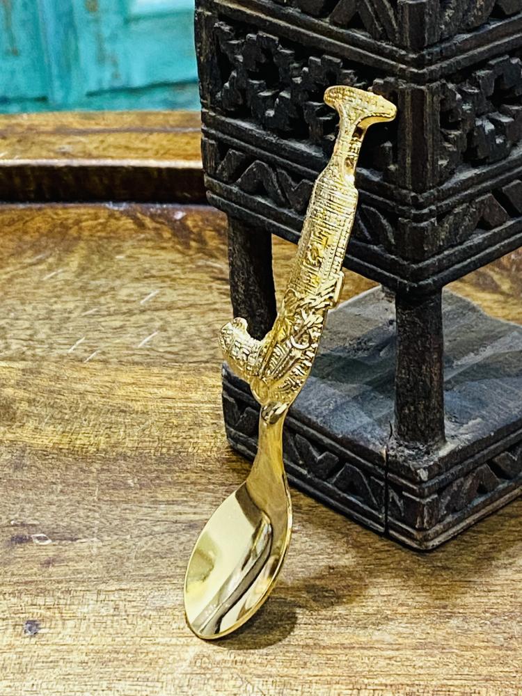 من النوادر؛ ملعقة شاي مطلية بالذهب الياباني من الفولاذ المقاوم للصدأ وارد الميمني في أعلى كل ملعقة شكل جنبية؛ قديمة جداً مخزنة تخزين ممتاز؛  صناعة اليابان