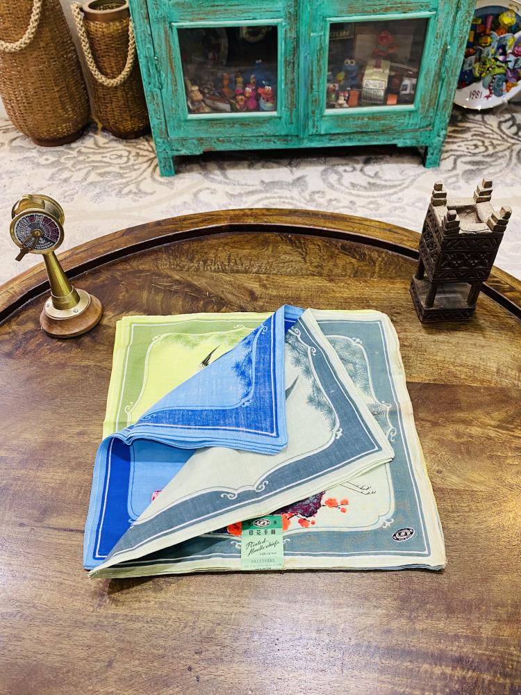 من النوادر؛ منديل قطن ١٠٠٪ بحجم ٣٠سم في ٣٠سم قديم جداً عمره أكثر من ٥٠ عام متوفر بثلاث ألوان حسب الاختيار والسعر للمنديل الواحد؛ صناعة جمهورية الصين الشعبية
