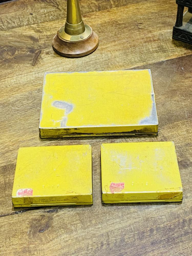 من البنود الشحيحة؛ ٣ علب معدنية لسجائر 555 حجم كبير وحجم أصغر بكتابة باللون البني وآخر بكتابة ذهبية؛ قديمة جداً صناعة إنجليزية السعر محدد لكل علبة  (جميع المتوفر مقارب لحالة العروض)