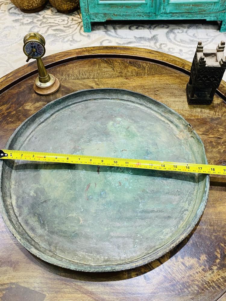 من النوادر؛ صحن نحاس أحمر قديم جداً ثقيل الوزن قطرة ٤٥ سم يوجد به شق في جزء منه موضح بالصور ويبدو لي أنه كان مكان لتعليق الصحن (بند متحفي)