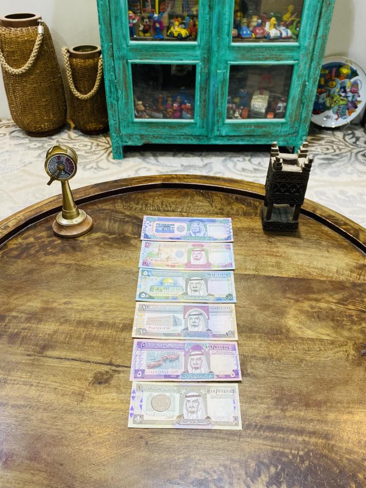 الإصدار الرابع من مؤسسة النقد العربي السعودي؛ طقم كامل ٦ قطع لعملة الملك فهد رحمه الله توقيع أبا الخيل؛ حالات عالية جداً