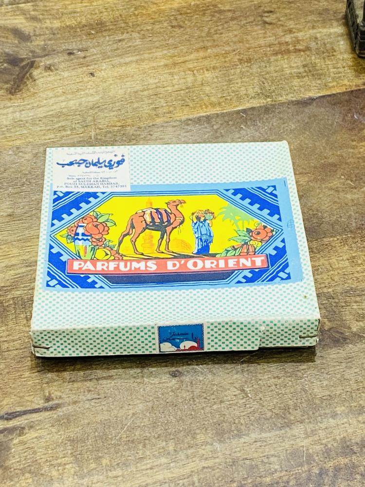 من البنود الشحيحة؛ كرتون يداخله عدد ١٢ غرشة صغيرة بداخلها عطر ياسمين قديم جداً صناعة فرنسا؛ برائحة جميلة جداً (غير صالح للإستخدام) السعر للكرتون كامل؛ يعنبر مقتنى عالي التميز