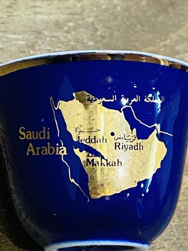 من البنود الشحيحة جداً؛ فنجال بلون كحلي مميز ومرسوم عليه باللون الذهبي من جهة خريطة المملكة باسماء المدن؛ والجهة الأخرى شعار السيفين والنخلة؛ قديم ومخزن تخزين ممتاز (بند متحفي نادر)