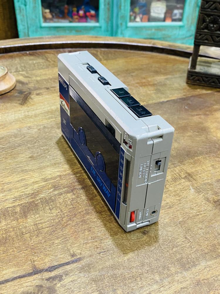 Among the rare items; a small-sized recorder and radio from Philips with the Marlboro red logo (needs maintenance); made in Japan in the 1980s.