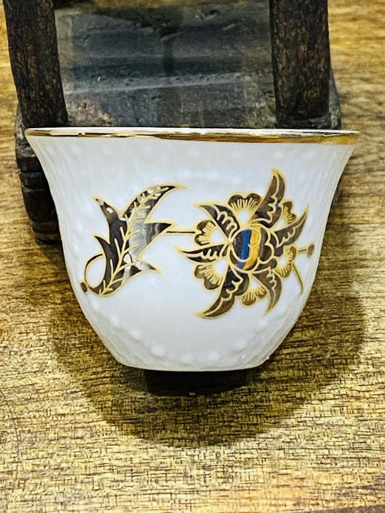 من البنود المميزة؛ درزن فناجيل (عدد ١٢ فنجال) مذهبة برسمة نادرة بحجم صغير نسبياً ماركة ربات البيوت؛ صناعة اليابان