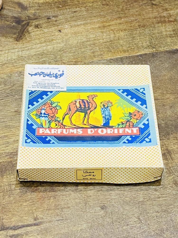 من البنود الشحيحة؛ كرتون يداخله عدد ١٢ غرشة صغيرة بداخلها عطر مسك قديم جداً صناعة فرنسا؛ برائحة جميلة جداً (غير صالح للإستخدام) السعر للكرتون كامل؛ يعنبر مقتنى عالي التميز