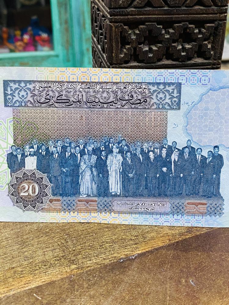 ٢٠ دينار ليبي تذكاري الإصدار الأول منظومه النهر الصناعي ومن الخلف صورة ملوك ورؤساء افريقيا مع ياسر عرفات حاله ممتازة