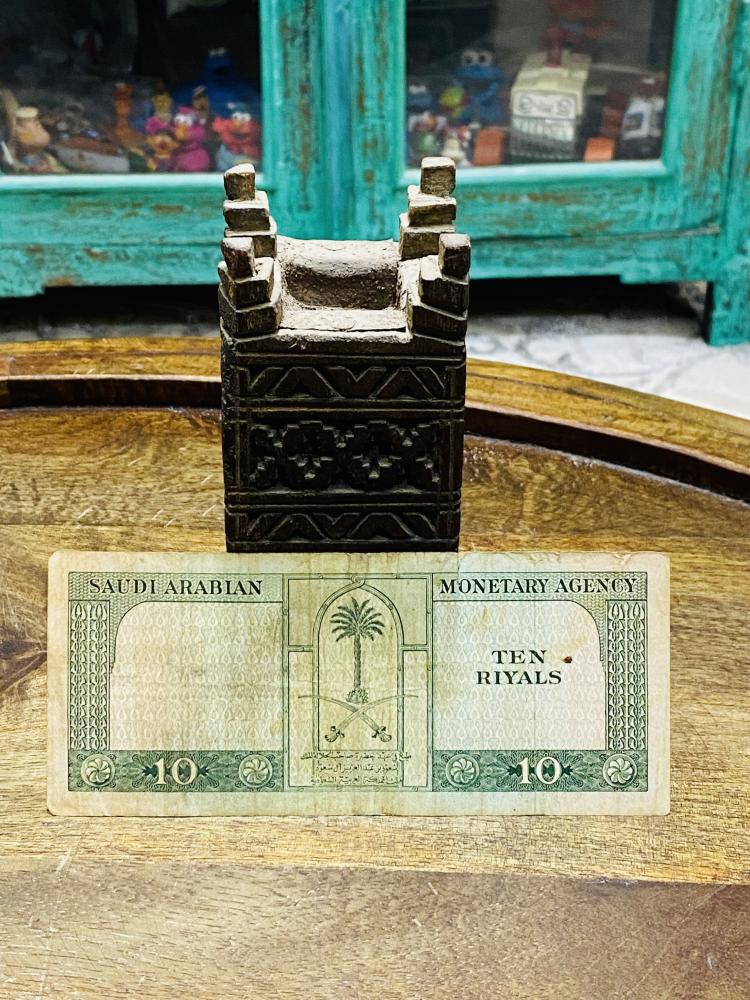 الإصدار الأول من مؤسسة النقد العربي السعودي؛   ثلاث فئات (١٠٠ - ١٠ - ١) لعملة الملك سعود رحمه الله