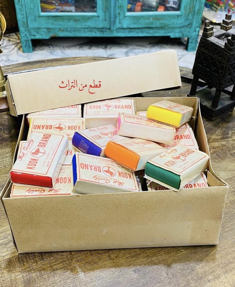 من النوادر؛ شريطة ملونة لربط الشعر؛ كانت تستخدم للطالبات في المدارس فترة الثمانينات؛ صناعة تايوان السعر للحبة الواحدة واللون حسب المتوفر