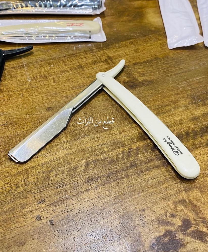 من البنود المميزة؛ موس حلاقة بلونين مختلفين كل موس داخل مغلف بلاستيكي؛ صناعة باكستان السعر للحبة الواحدة واللون حسب الاختيار