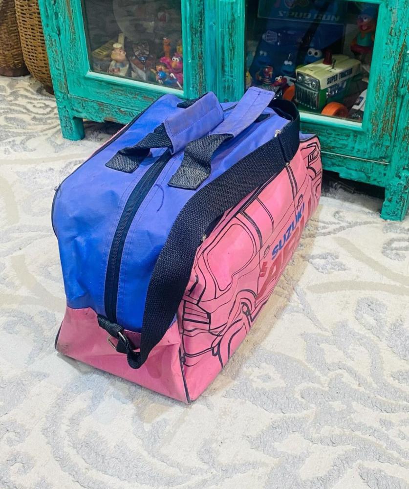 من النوادر؛ شنطة رحلات بشعار سيارة سوروكي اليابانية؛ بعرض ٥٠سم وارتفاع ٢٠سم و عمق ٢٠سم؛ كانت من هدايا الشركة