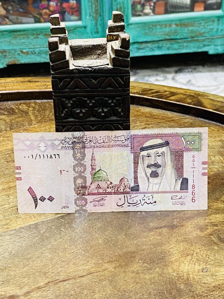 من البنود الشحيحة؛ ١٠٠ ريال الملك عبدالله تقسيم ١ برقم مميز